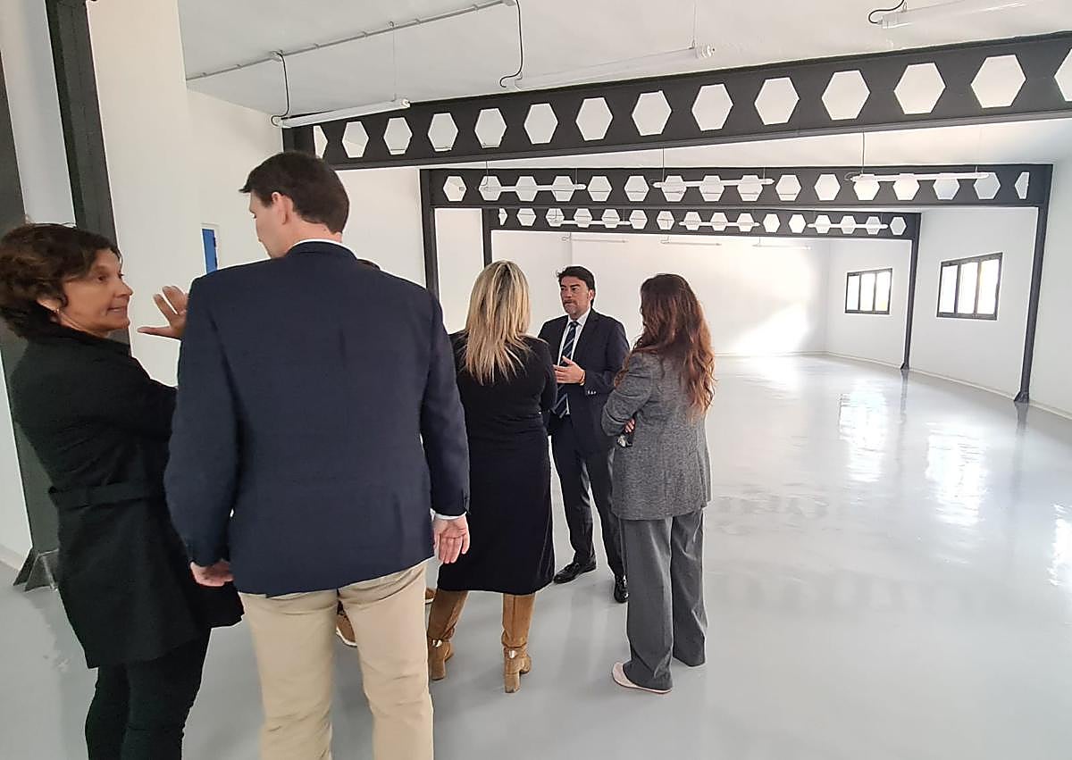 Imagen secundaria 1 - Imágenes de la visita institucional a las instalaciones deportivas, este lunes.