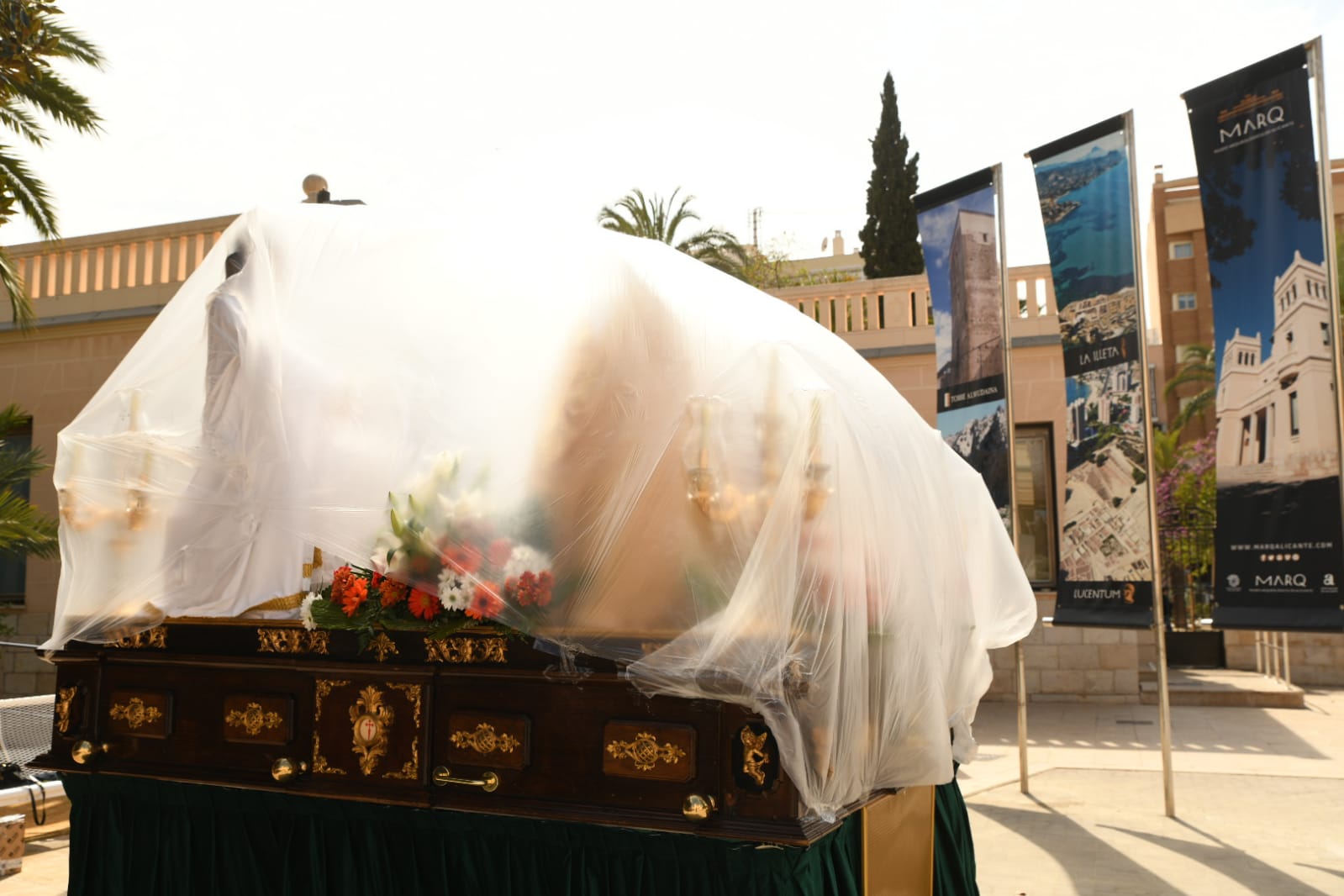 Paso del Lavatorio cubierto con plásticos en los jardines del Marq.