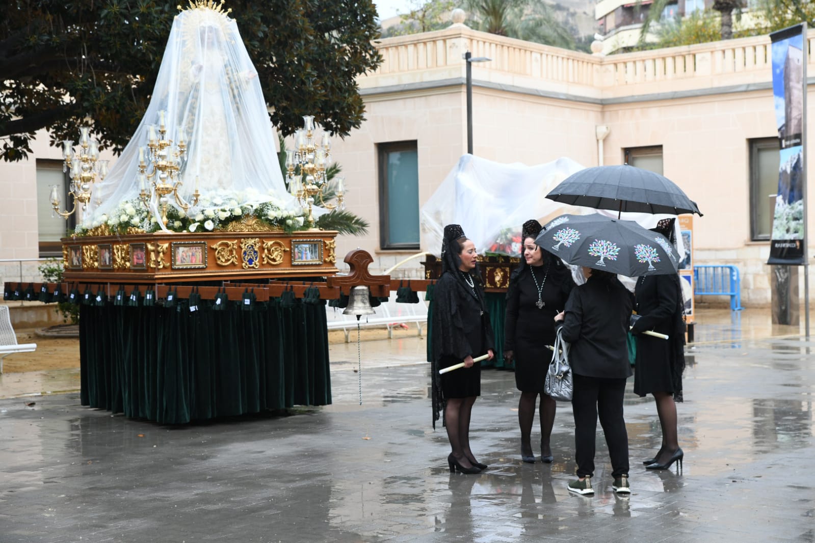 El Lunes Santo de Alicante se llena de lágrimas por la lluvia