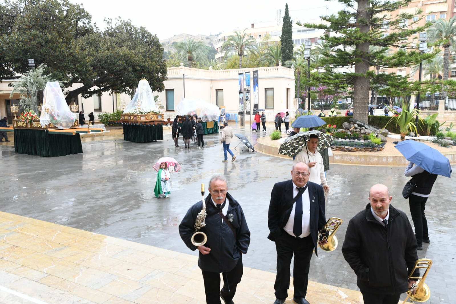 El Lunes Santo de Alicante se llena de lágrimas por la lluvia
