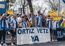 Protesta contra Enrique Ortiz a las puertas del Rico Pérez.