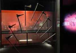 Primeras hachas prehistóricas como armas de combate en 'Dinastías'.
