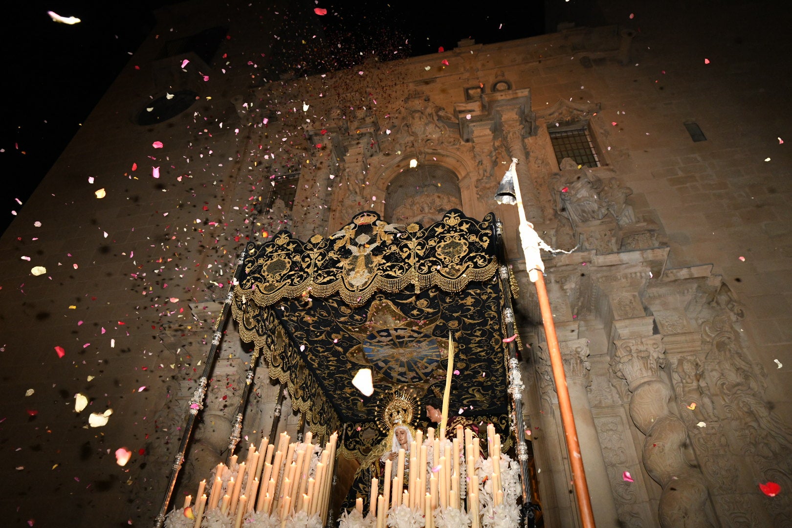 Alicante se rinde de rodillas ante el Cristo del Mar