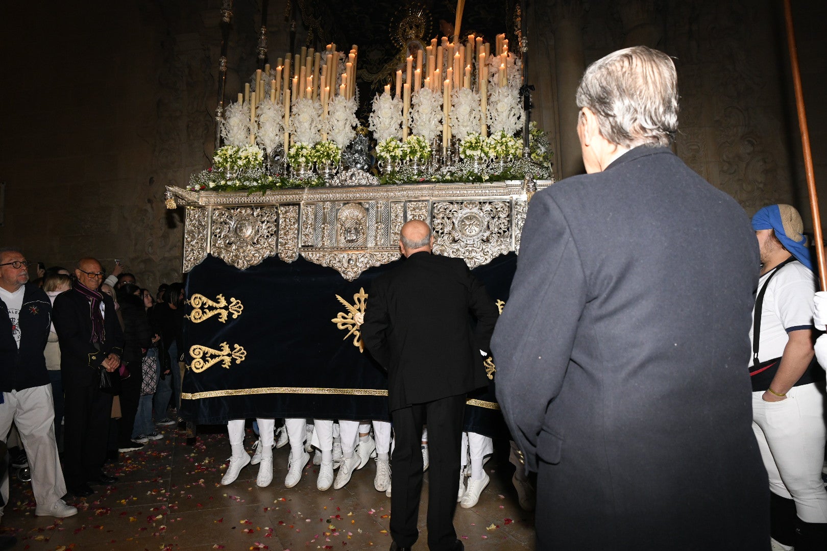 Alicante se rinde de rodillas ante el Cristo del Mar