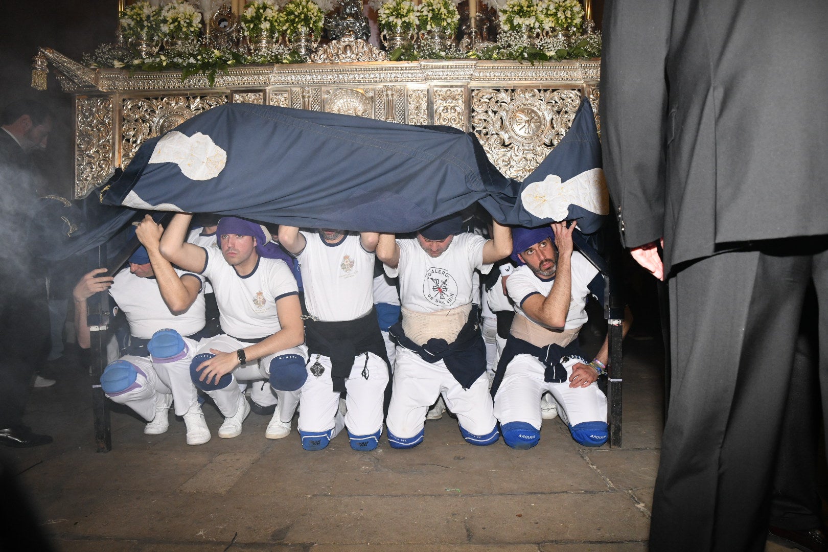 Alicante se rinde de rodillas ante el Cristo del Mar