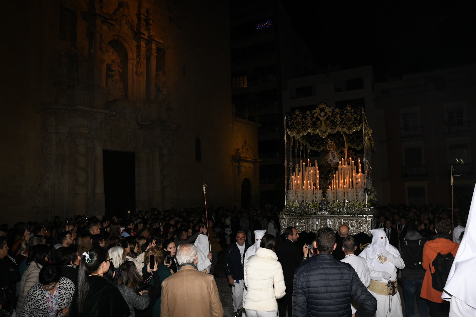 Alicante se rinde de rodillas ante el Cristo del Mar