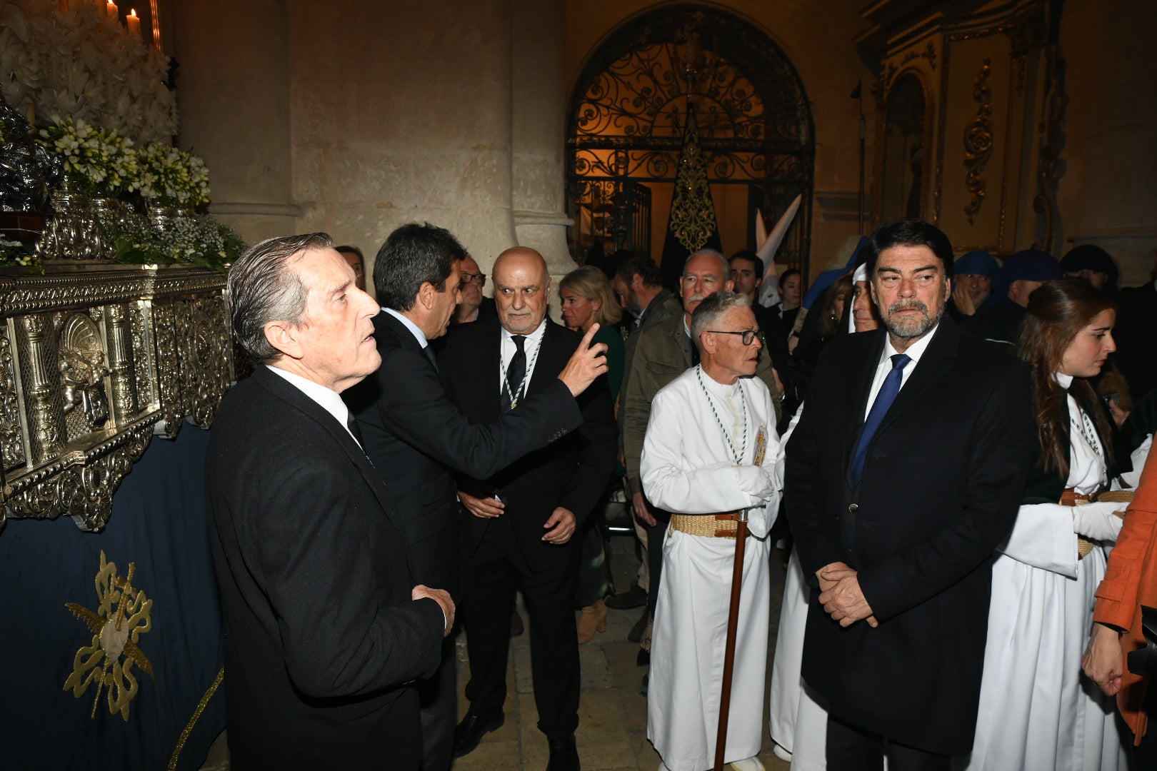 Alicante se rinde de rodillas ante el Cristo del Mar
