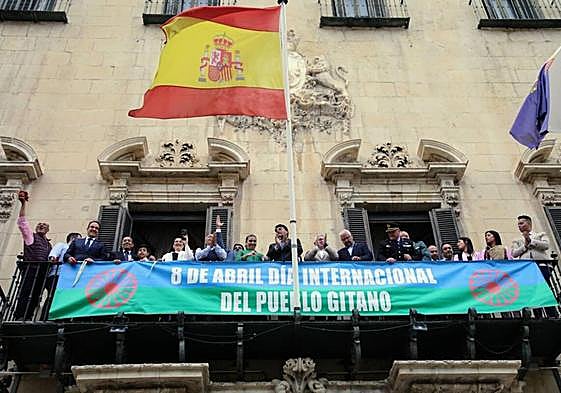 Despliegue de la pancarta del Día Internacional del Pueblo Gitano 2023.