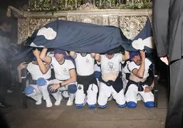 Costaleros de la Hermandad del Cristo del Mar de Alicante.