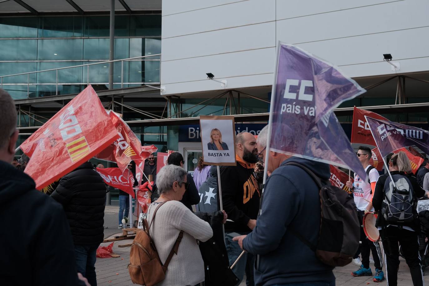 Los trabajadores de las ITV alicantinas sacan a pasear al &#039;Cristo de la equiparación&#039; frente a Industria