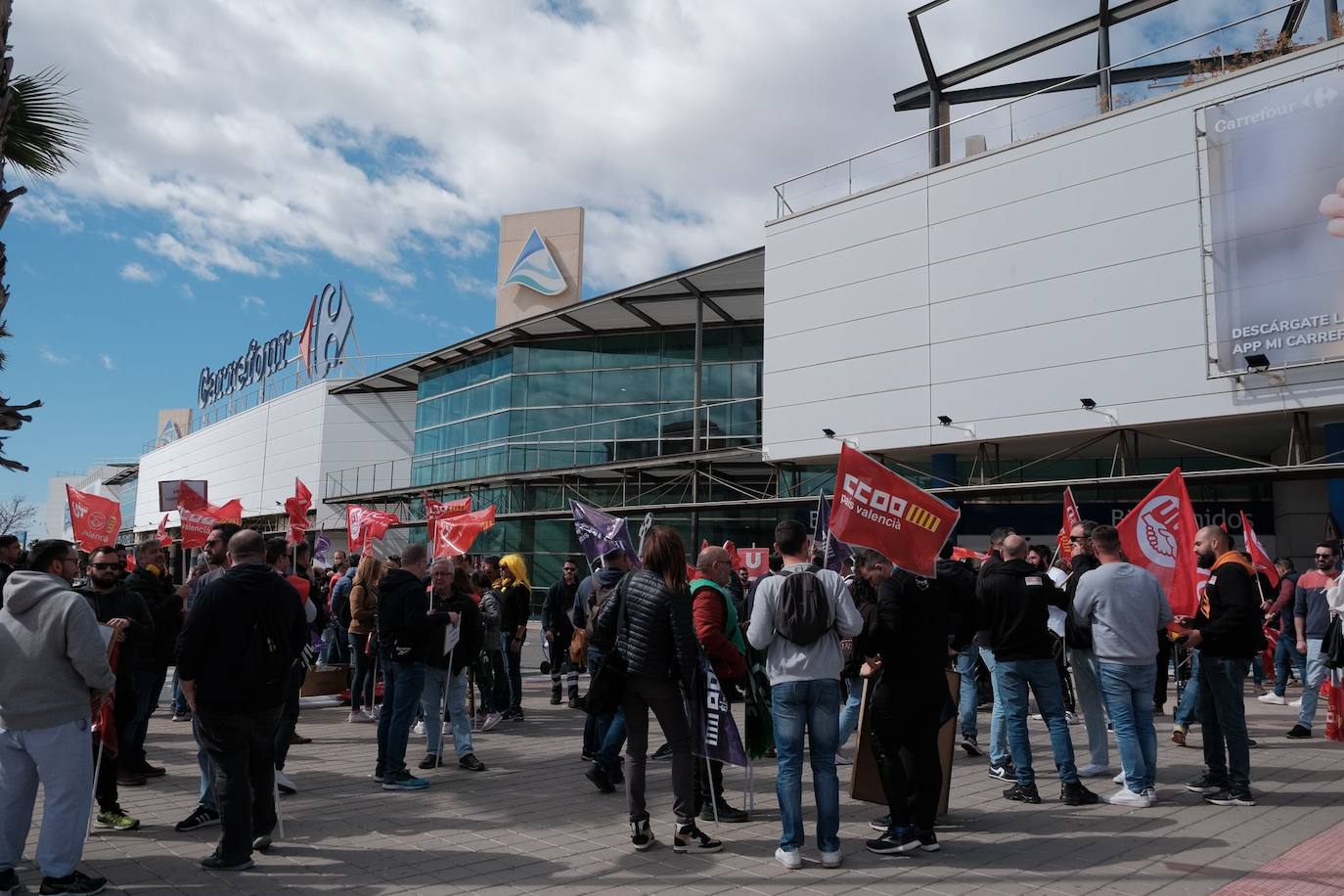 Los trabajadores de las ITV alicantinas sacan a pasear al &#039;Cristo de la equiparación&#039; frente a Industria
