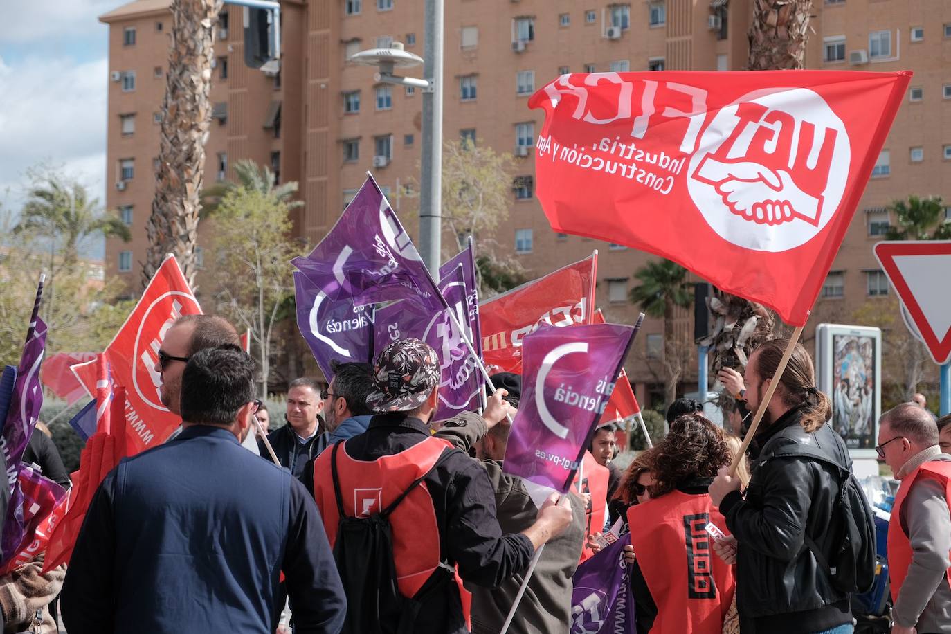 Los trabajadores de las ITV alicantinas sacan a pasear al &#039;Cristo de la equiparación&#039; frente a Industria