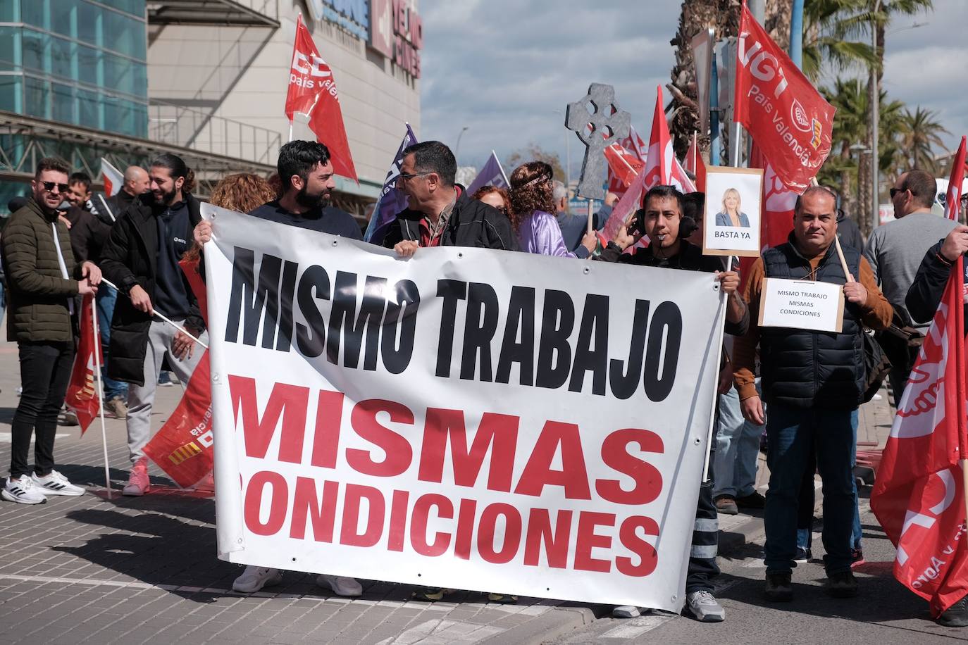 Los trabajadores de las ITV alicantinas sacan a pasear al &#039;Cristo de la equiparación&#039; frente a Industria