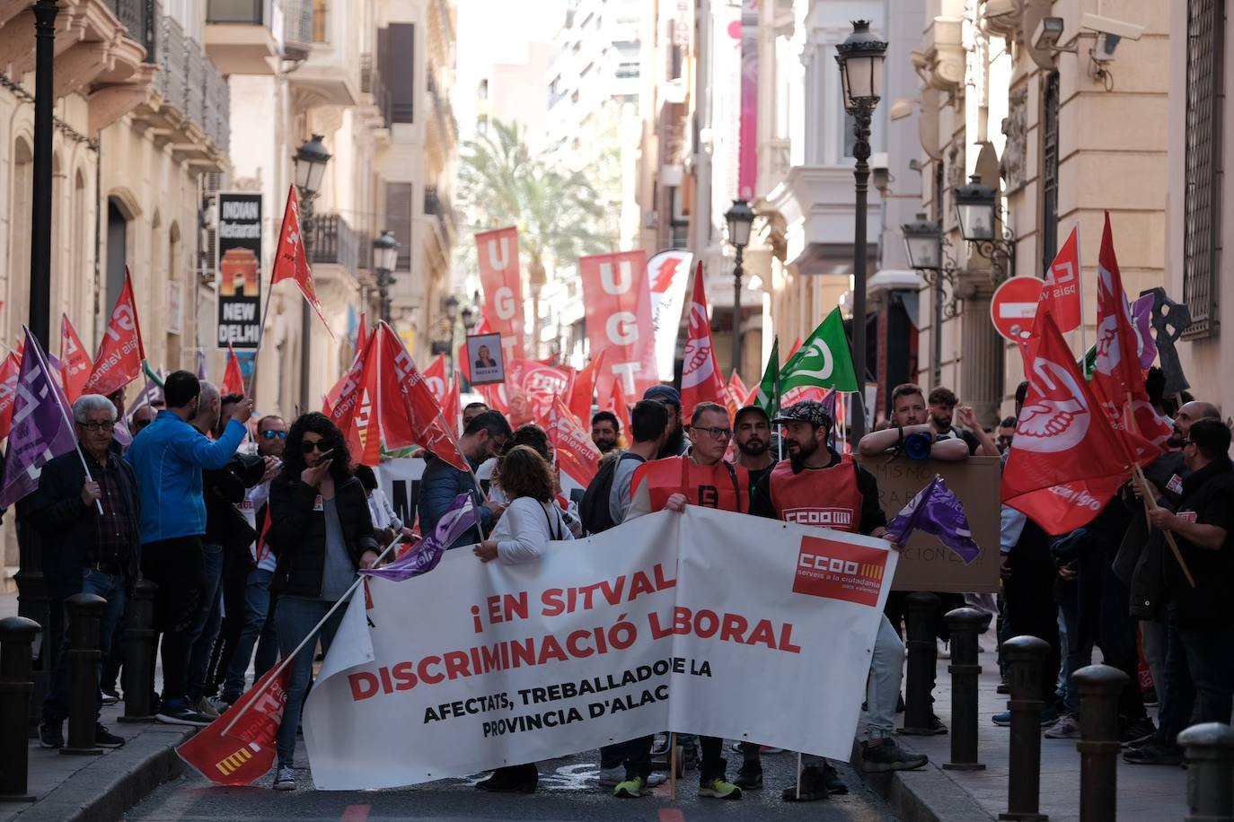 Los trabajadores de las ITV alicantinas sacan a pasear al &#039;Cristo de la equiparación&#039; frente a Industria
