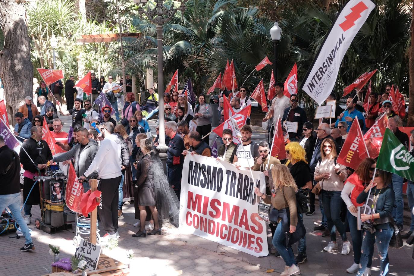 Los trabajadores de las ITV alicantinas sacan a pasear al &#039;Cristo de la equiparación&#039; frente a Industria