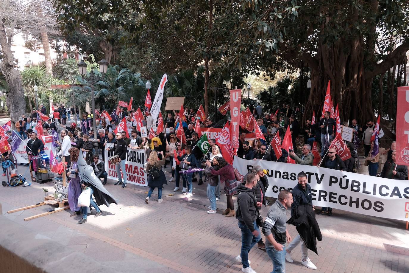 Los trabajadores de las ITV alicantinas sacan a pasear al &#039;Cristo de la equiparación&#039; frente a Industria