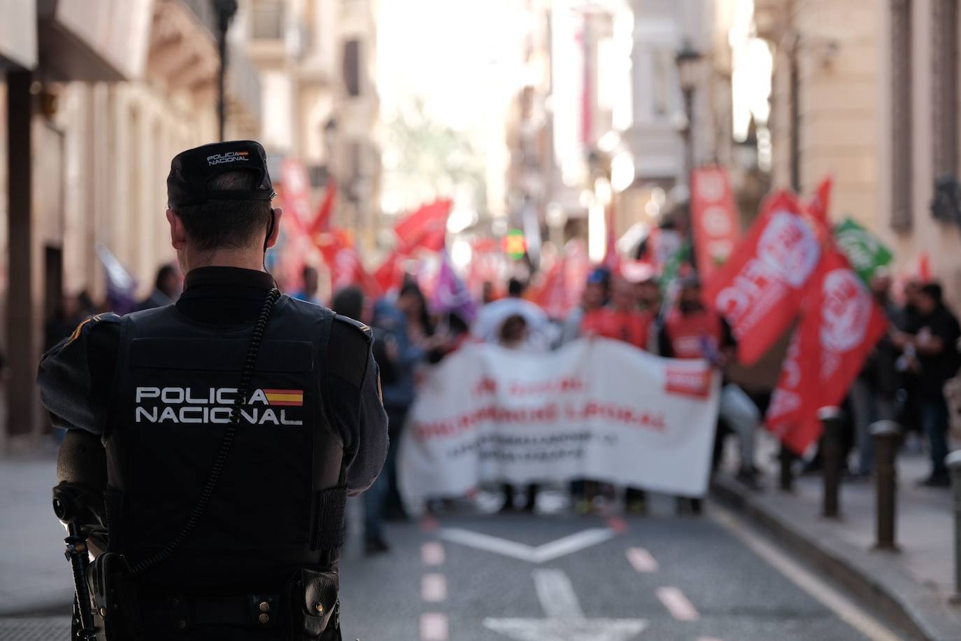 Los trabajadores de las ITV alicantinas sacan a pasear al &#039;Cristo de la equiparación&#039; frente a Industria