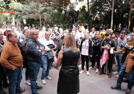 Nuria Montes dialoga con los trabajadores de las ITV.