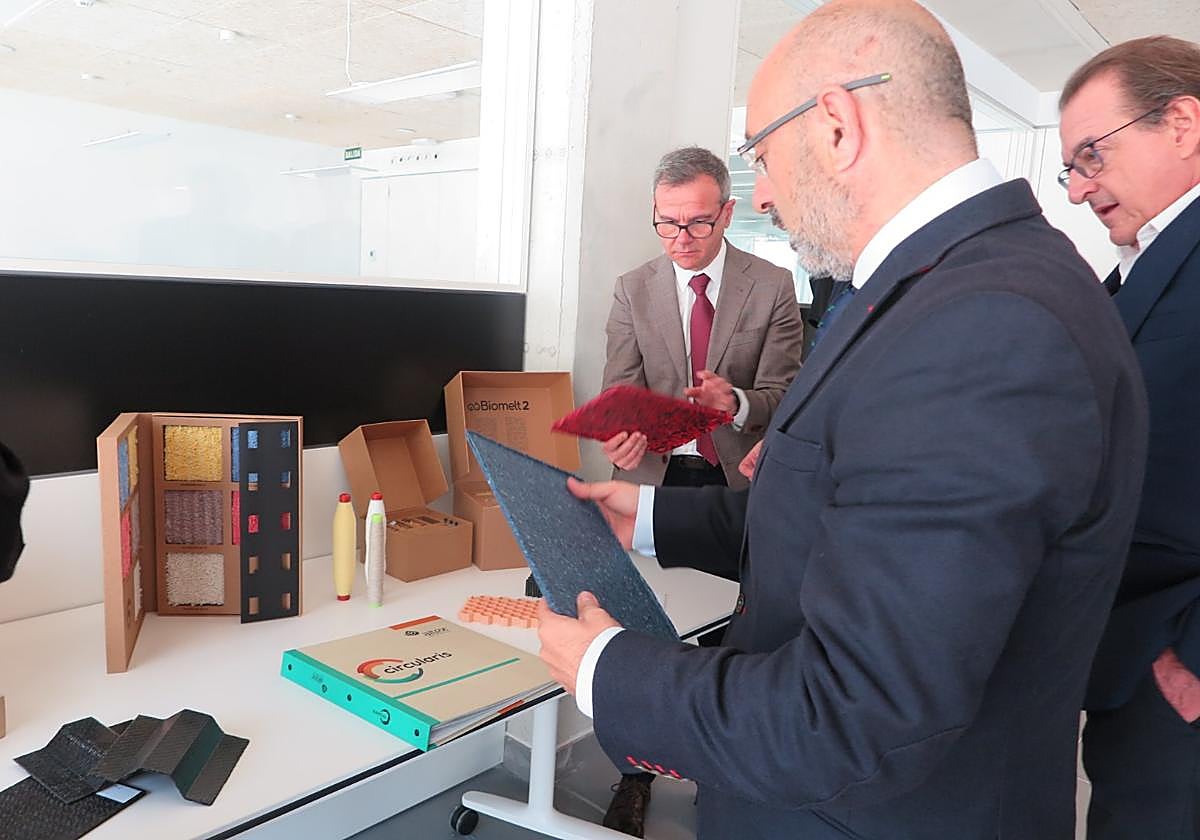 Visita de representantes de la Conselleria de Innovación a Aitex.