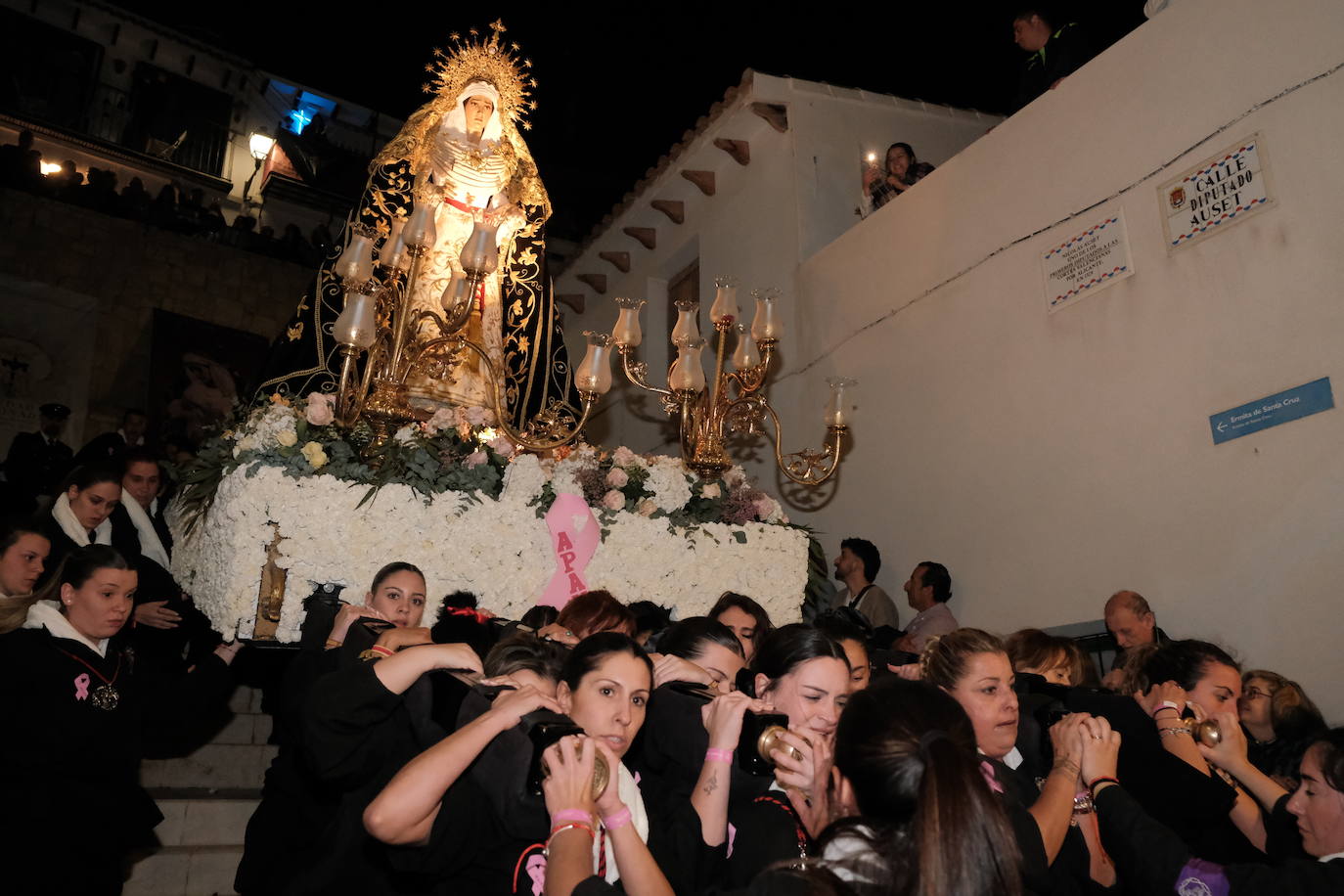 Así ha sido la impresionante bajada de los tronos de Santa Cruz en Alicante