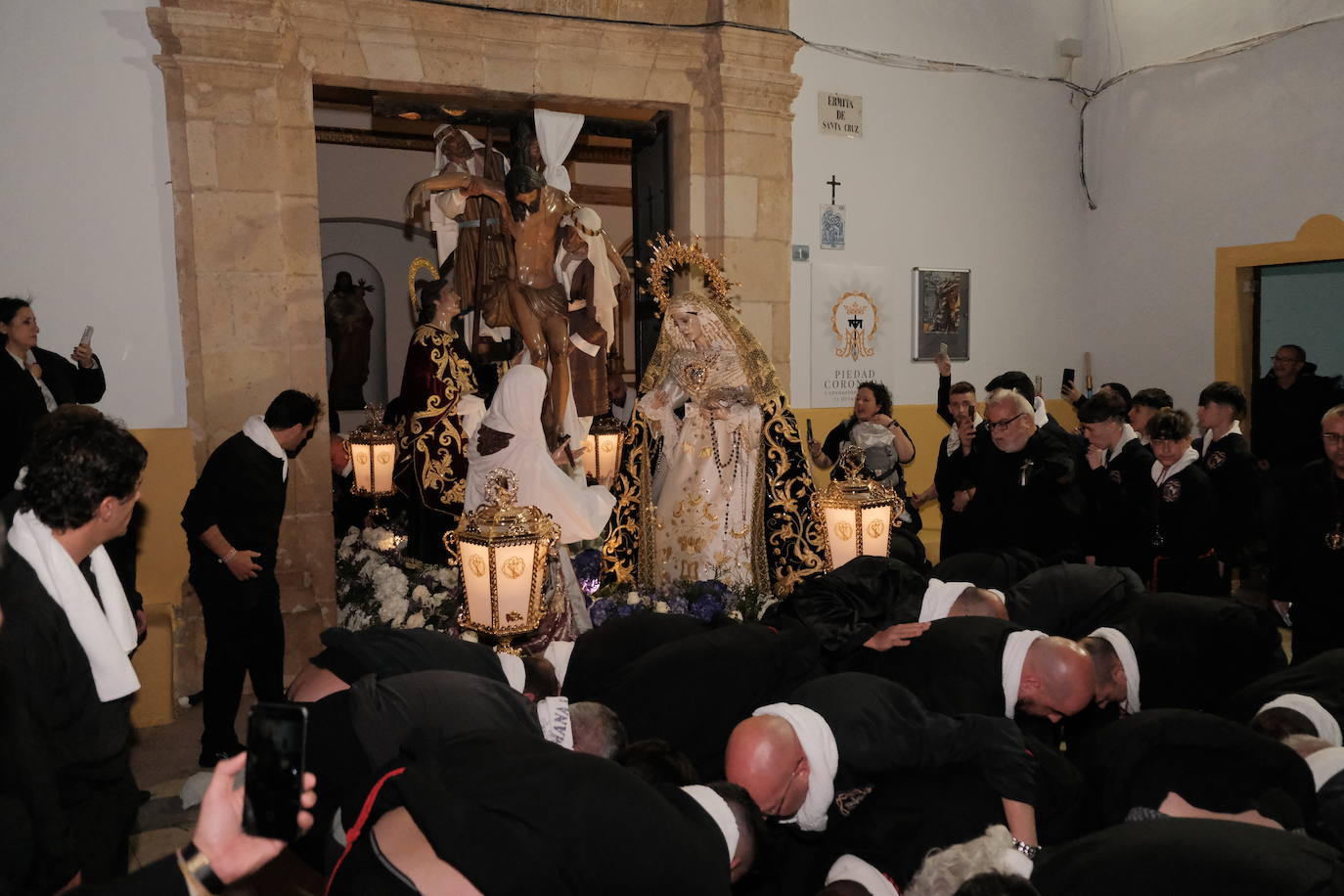 Así ha sido la impresionante bajada de los tronos de Santa Cruz en Alicante