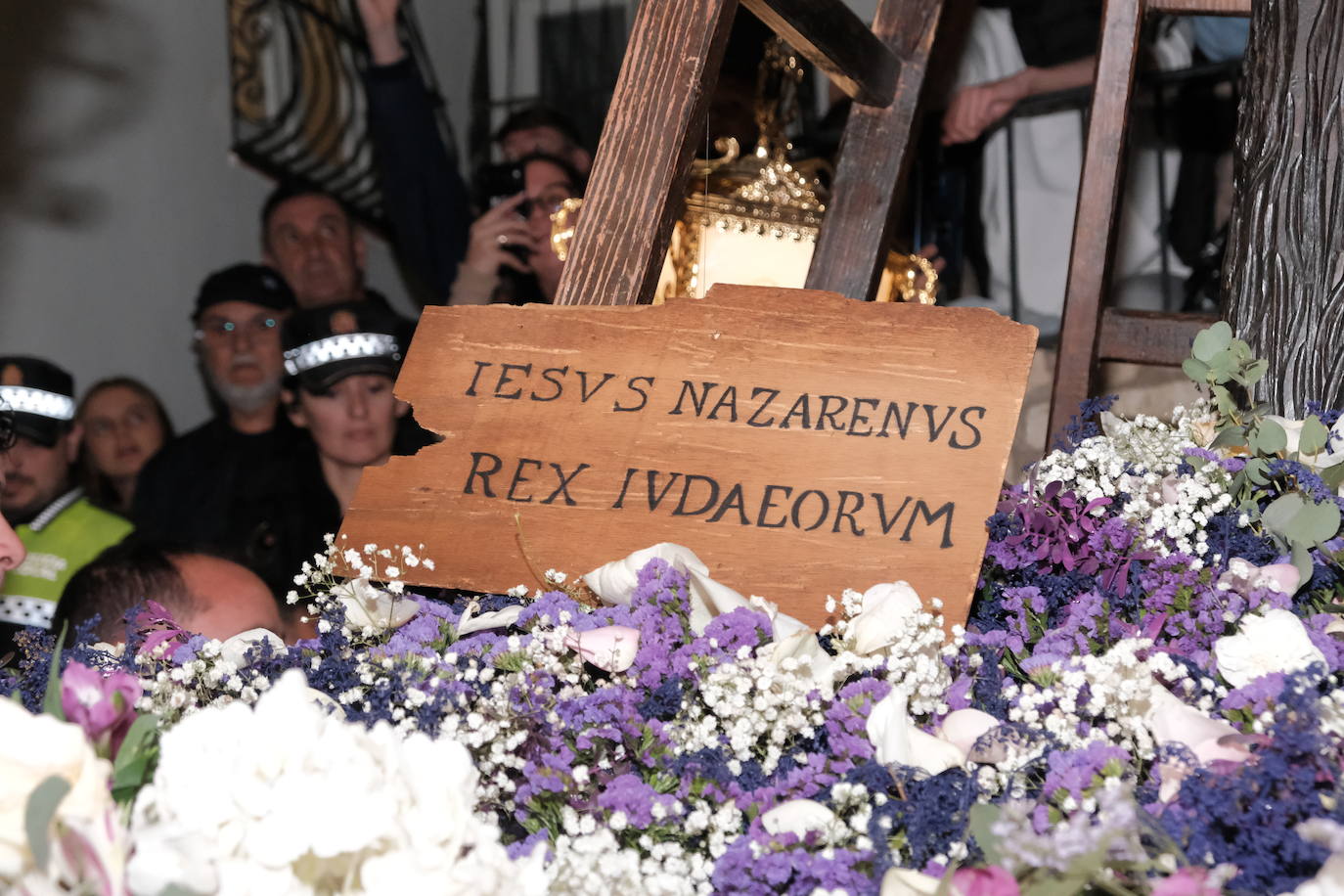 Así ha sido la impresionante bajada de los tronos de Santa Cruz en Alicante