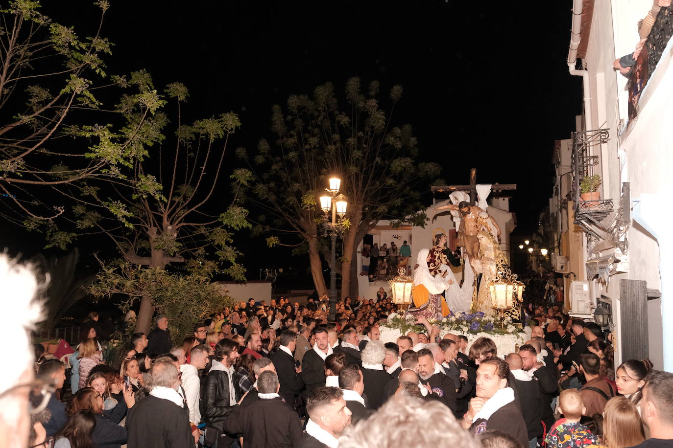 Así ha sido la impresionante bajada de los tronos de Santa Cruz en Alicante