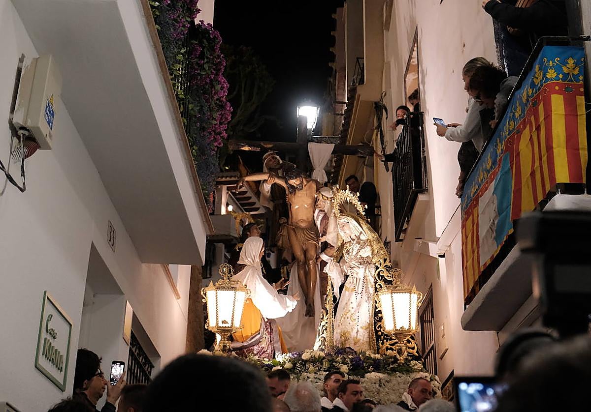 Así ha sido la impresionante bajada de los tronos de Santa Cruz en Alicante