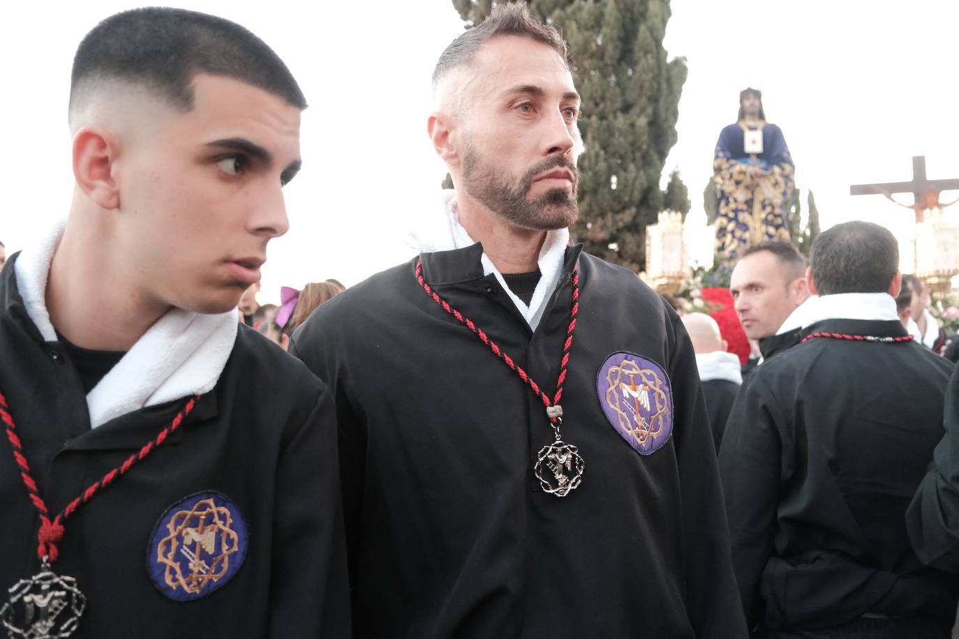 Así ha sido la impresionante bajada de los tronos de Santa Cruz en Alicante