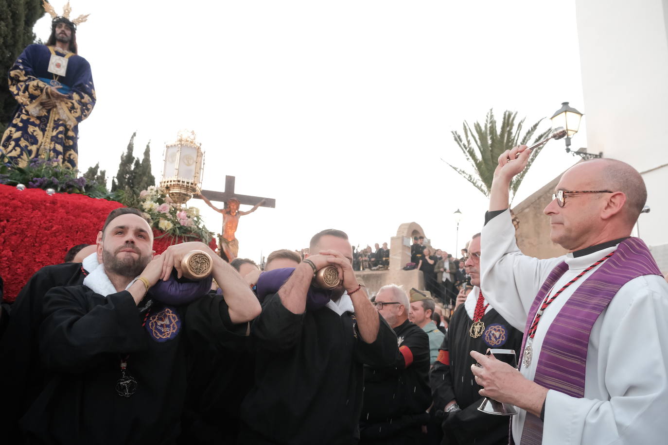 Así ha sido la impresionante bajada de los tronos de Santa Cruz en Alicante