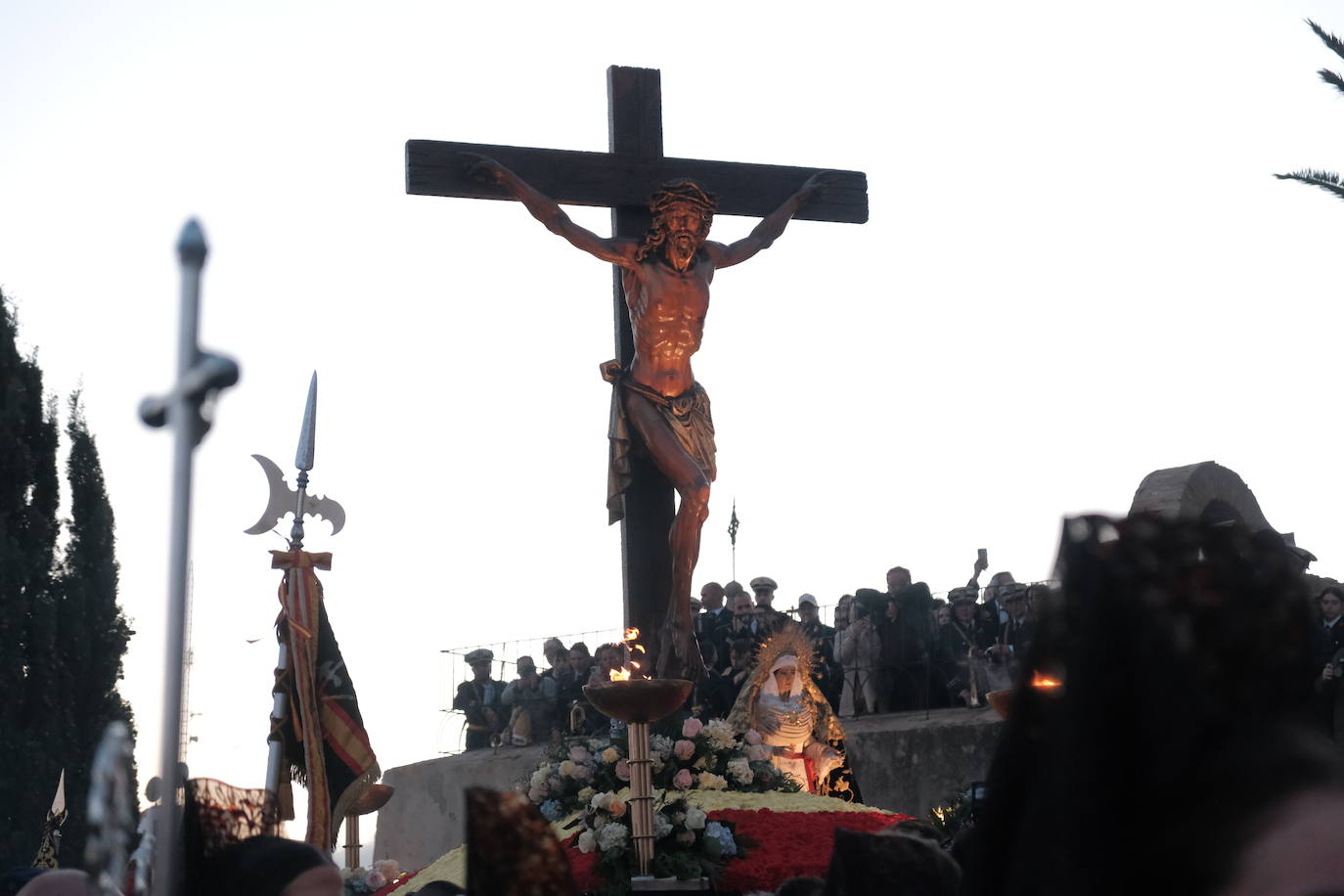 Así ha sido la impresionante bajada de los tronos de Santa Cruz en Alicante