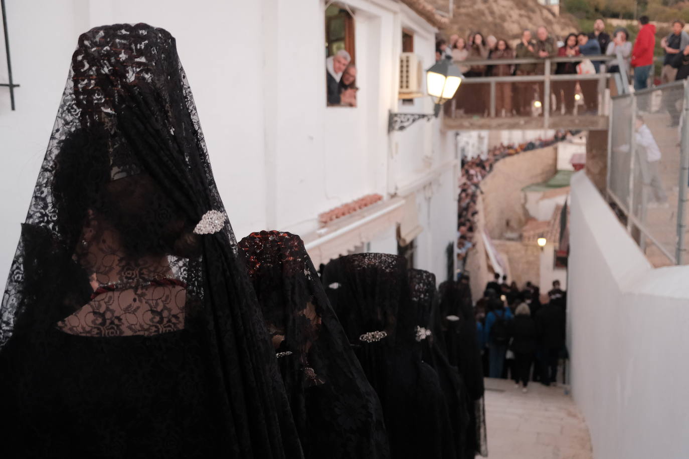 Así ha sido la impresionante bajada de los tronos de Santa Cruz en Alicante