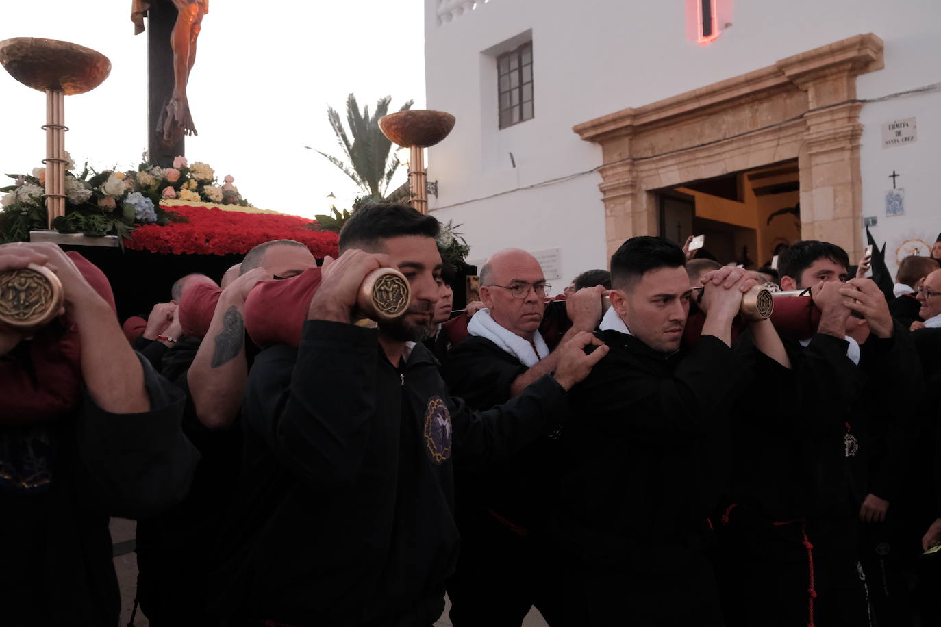 Así ha sido la impresionante bajada de los tronos de Santa Cruz en Alicante