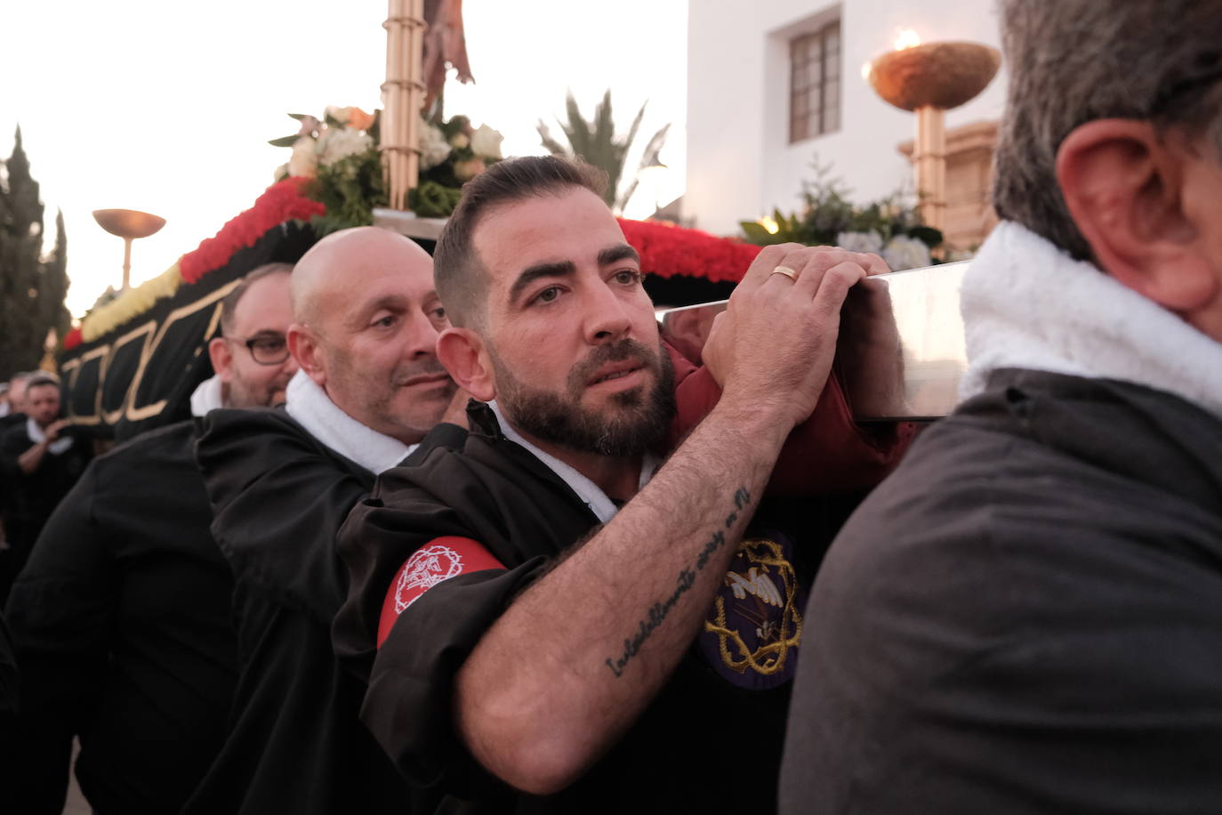 Así ha sido la impresionante bajada de los tronos de Santa Cruz en Alicante