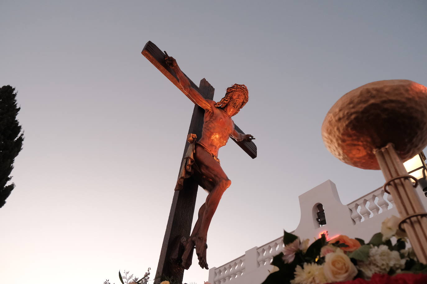 Así ha sido la impresionante bajada de los tronos de Santa Cruz en Alicante