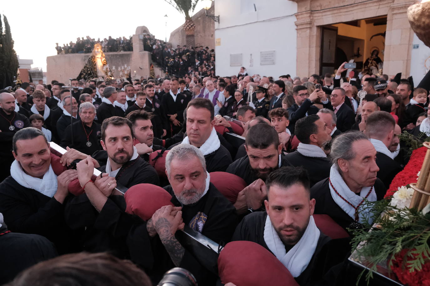 Así ha sido la impresionante bajada de los tronos de Santa Cruz en Alicante