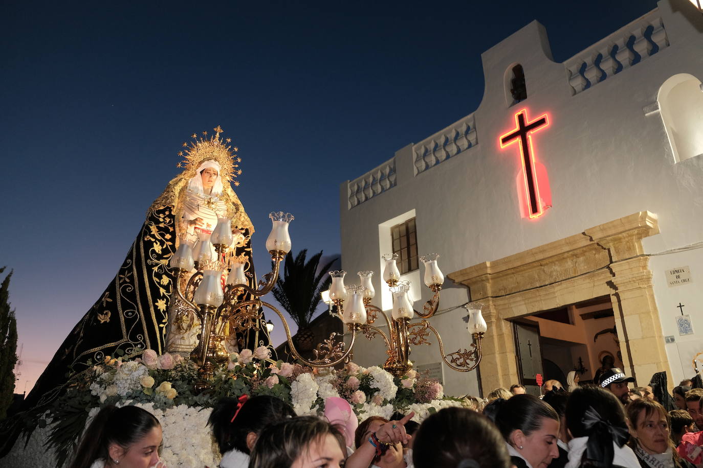 Así ha sido la impresionante bajada de los tronos de Santa Cruz en Alicante