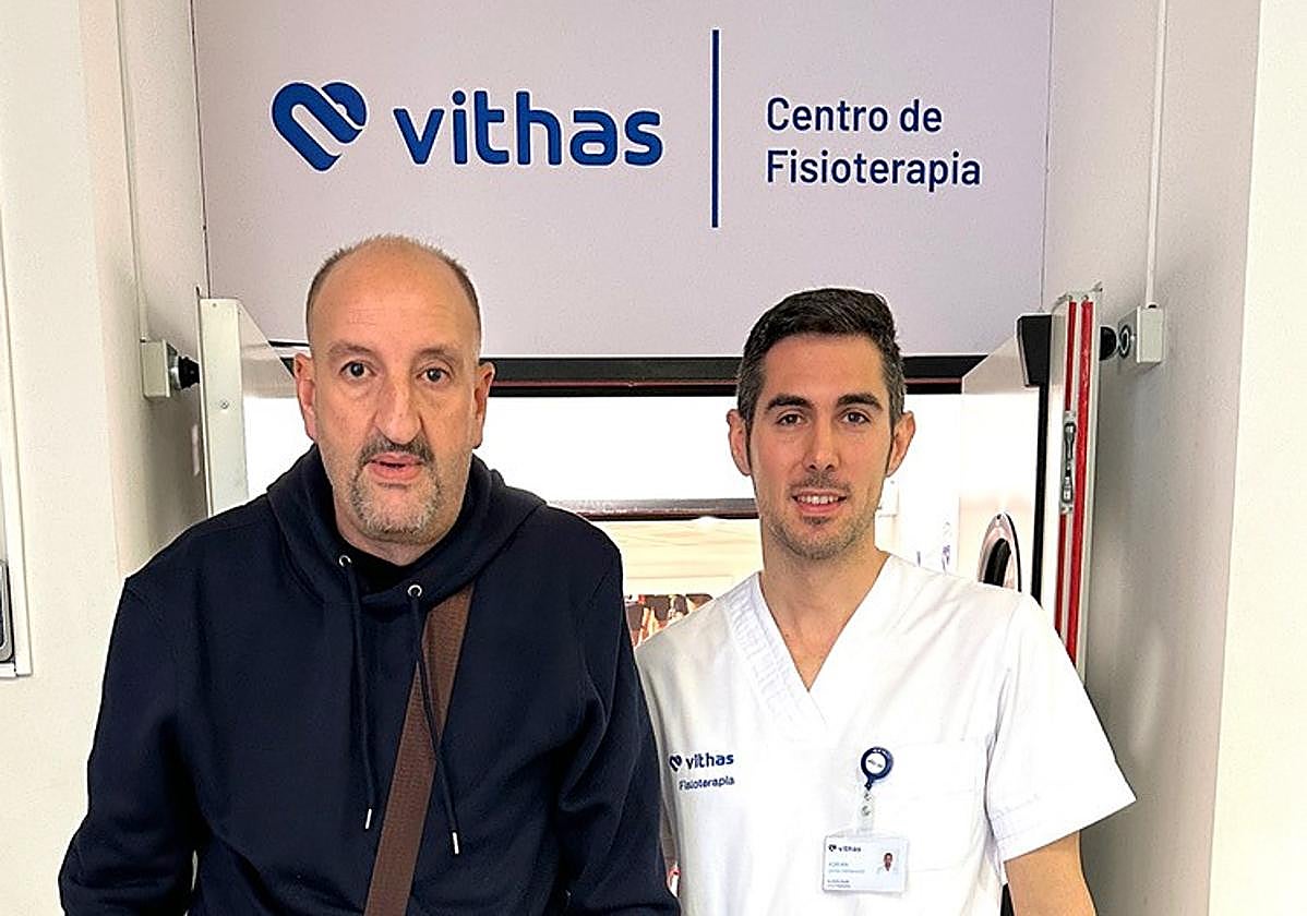 El paciente (izquierda) junto a uno de los facultativos que lo trató.