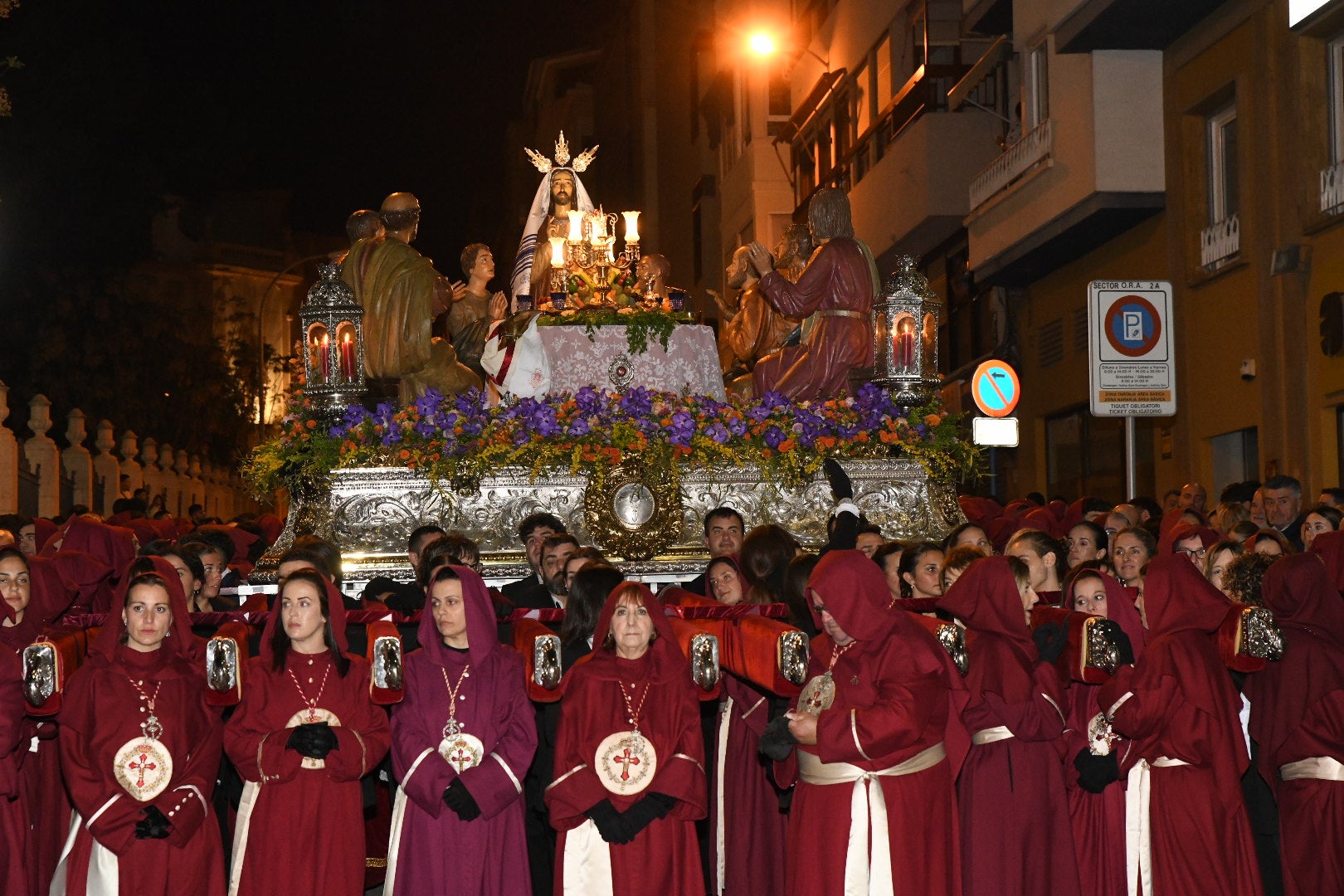 La impresionante Santa Cena procesiona por las calles de Alicante