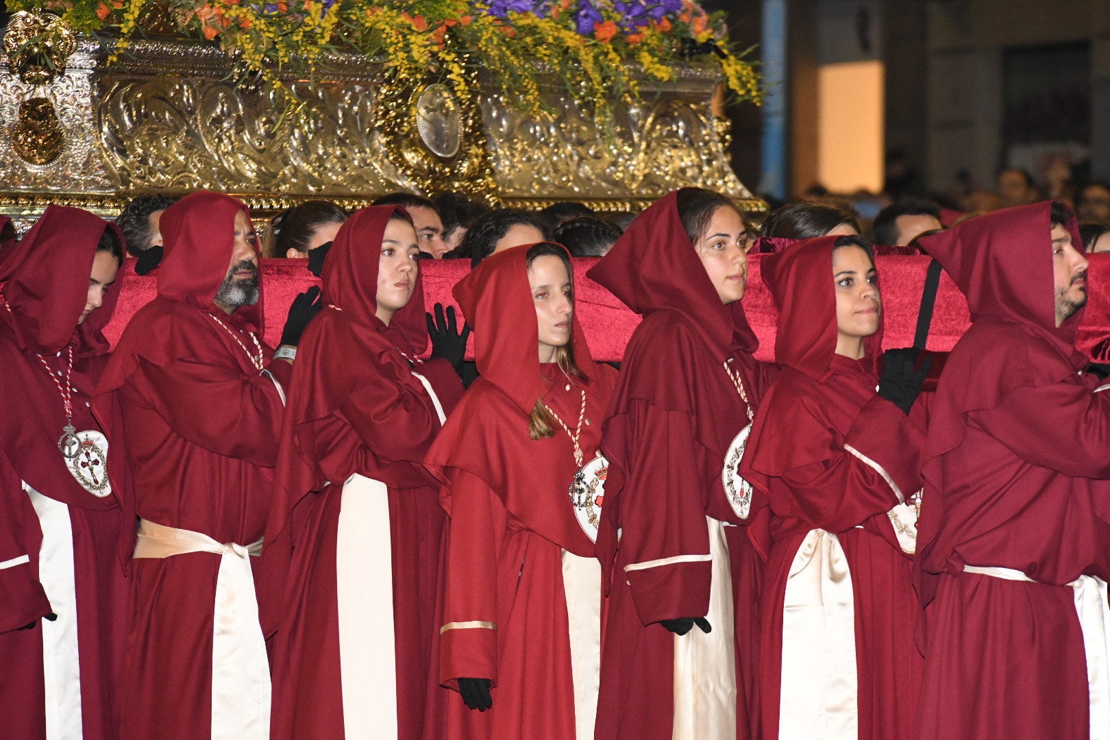 La impresionante Santa Cena procesiona por las calles de Alicante