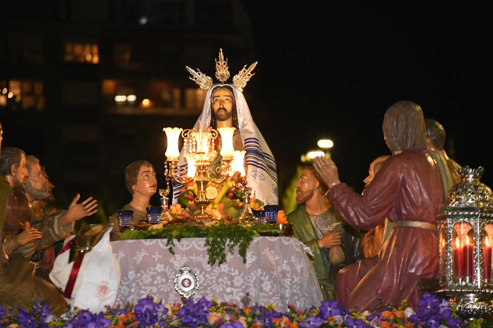 La impresionante Santa Cena procesiona por las calles de Alicante