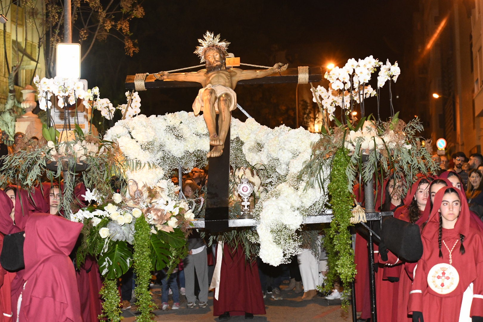La impresionante Santa Cena procesiona por las calles de Alicante