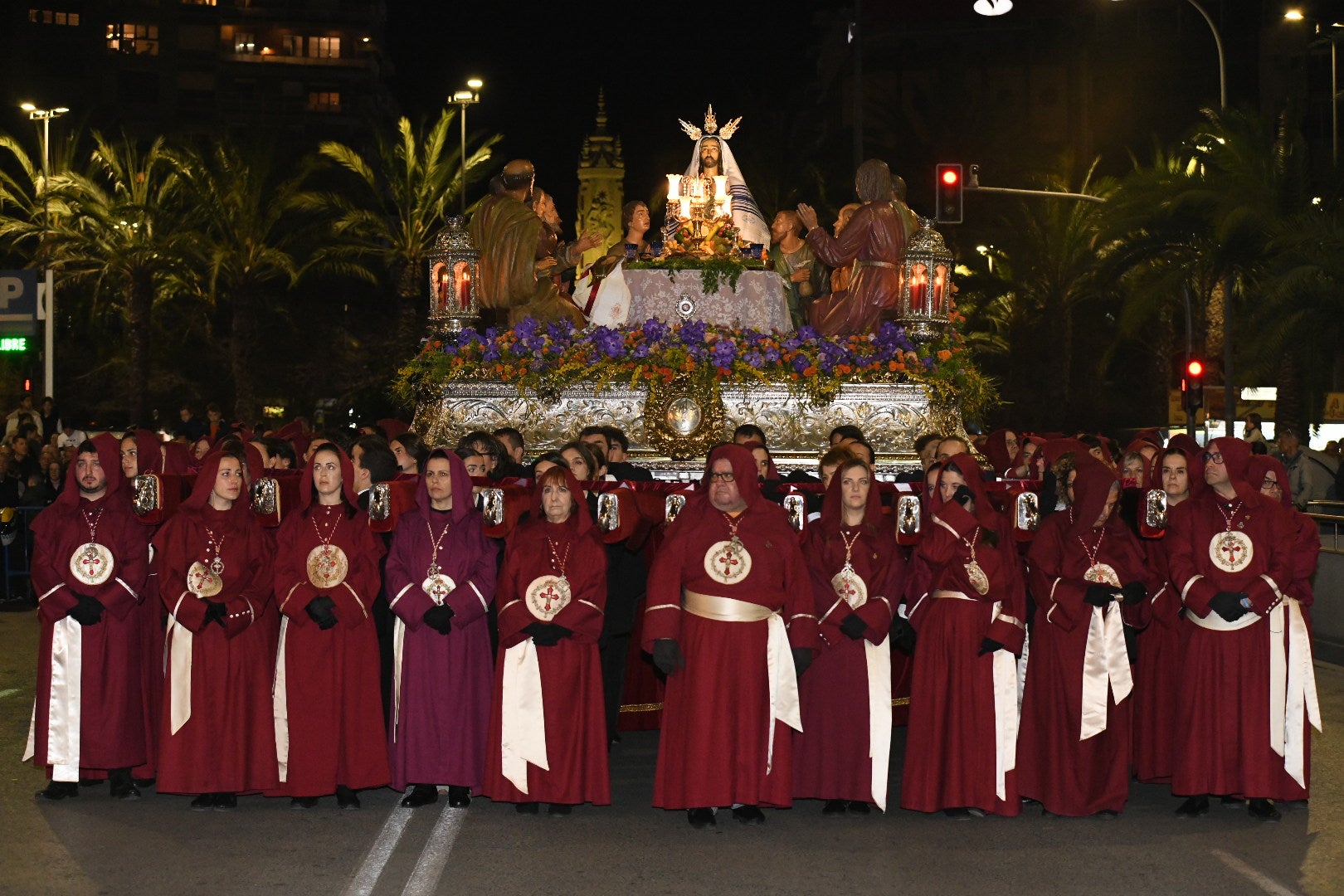 La impresionante Santa Cena procesiona por las calles de Alicante