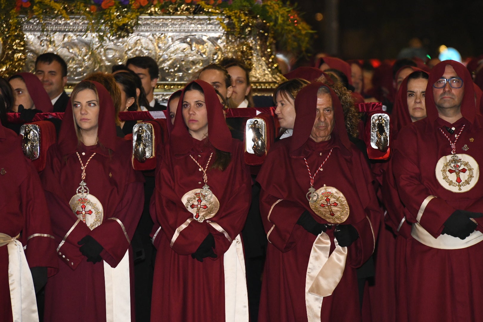 La impresionante Santa Cena procesiona por las calles de Alicante