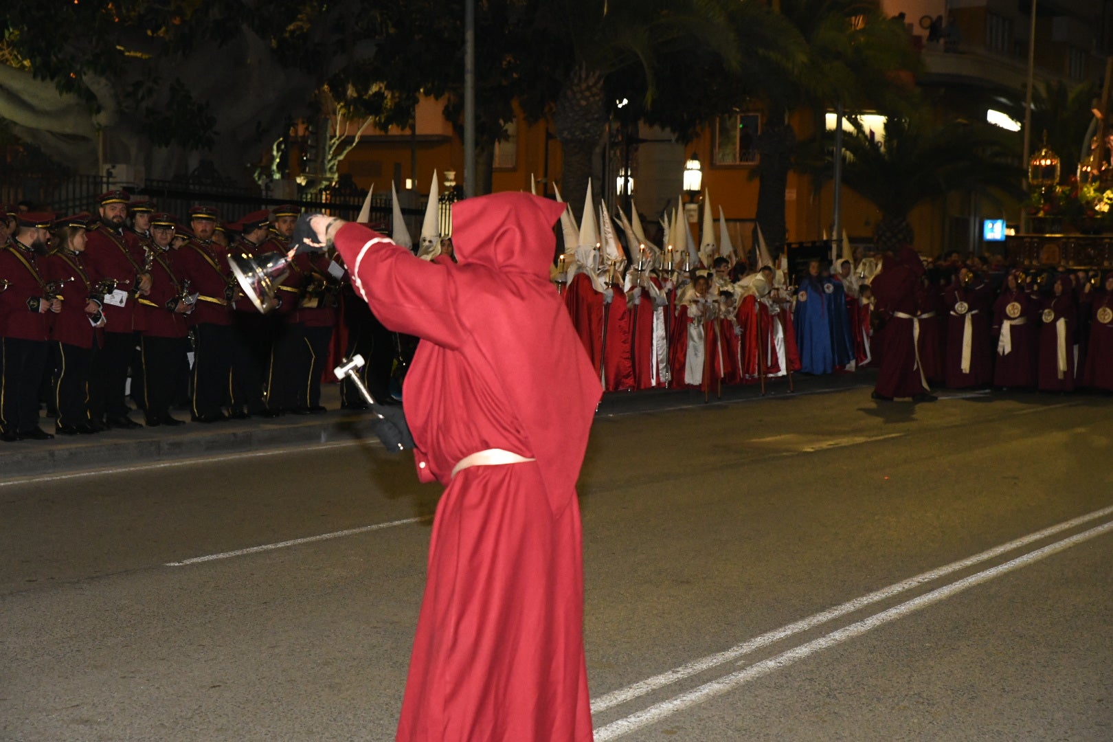 La impresionante Santa Cena procesiona por las calles de Alicante