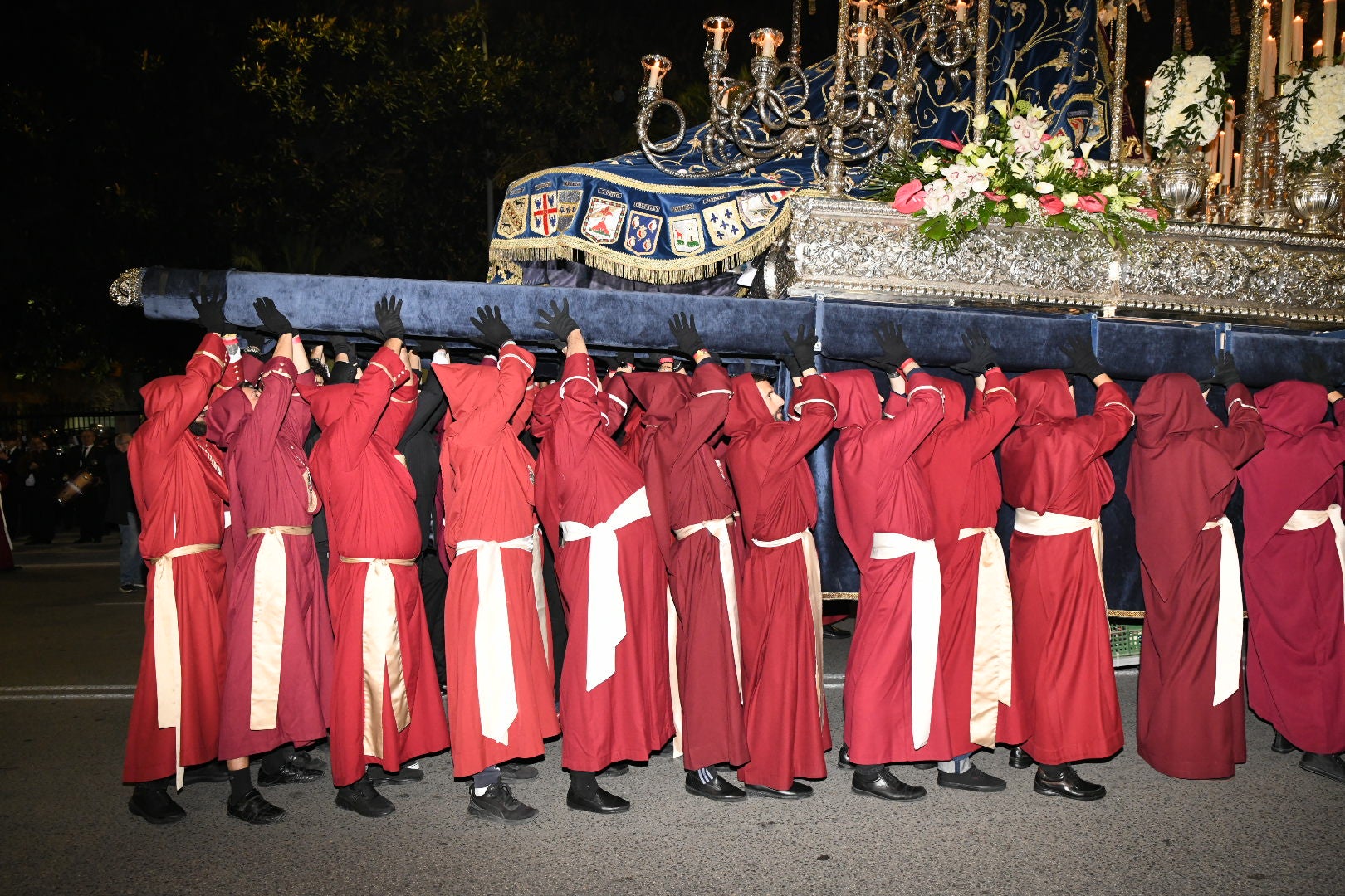 La impresionante Santa Cena procesiona por las calles de Alicante