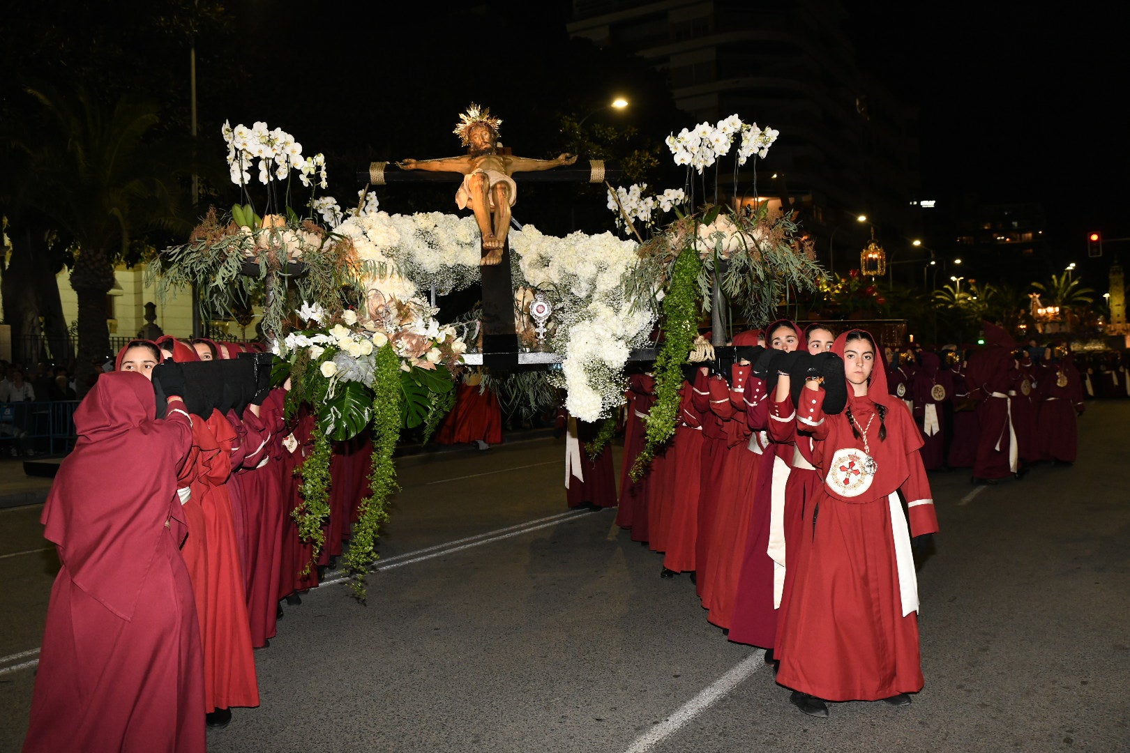 La impresionante Santa Cena procesiona por las calles de Alicante