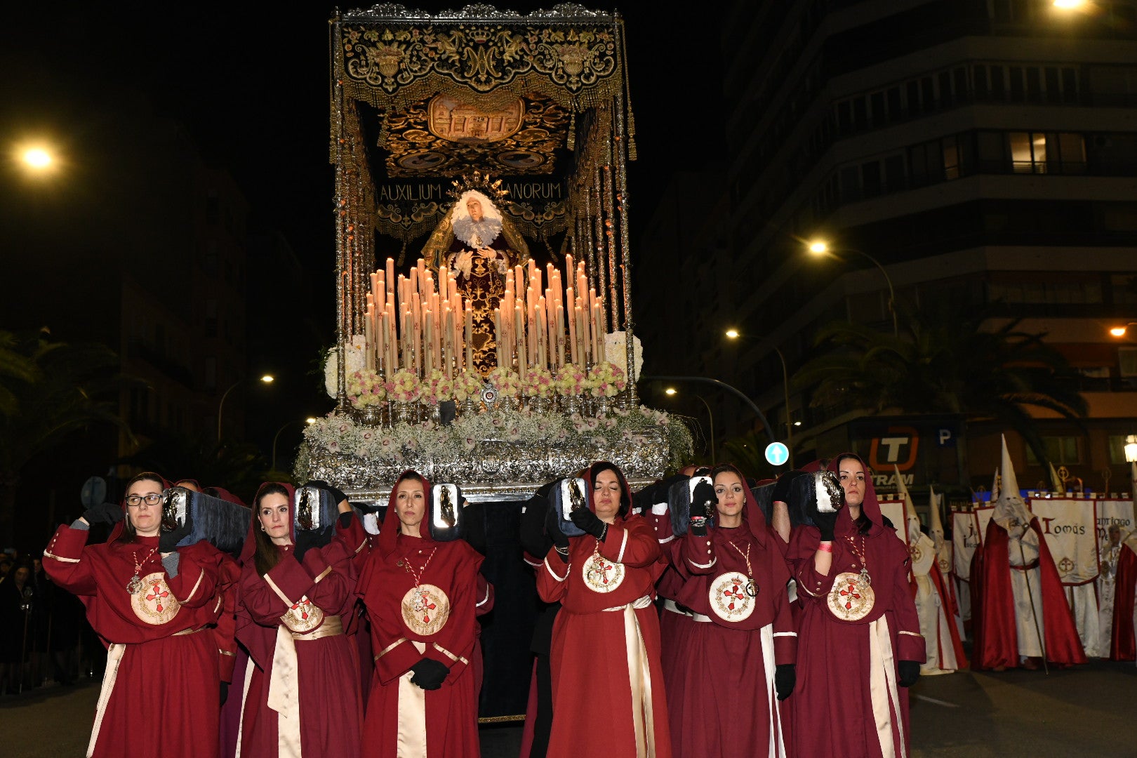 La impresionante Santa Cena procesiona por las calles de Alicante