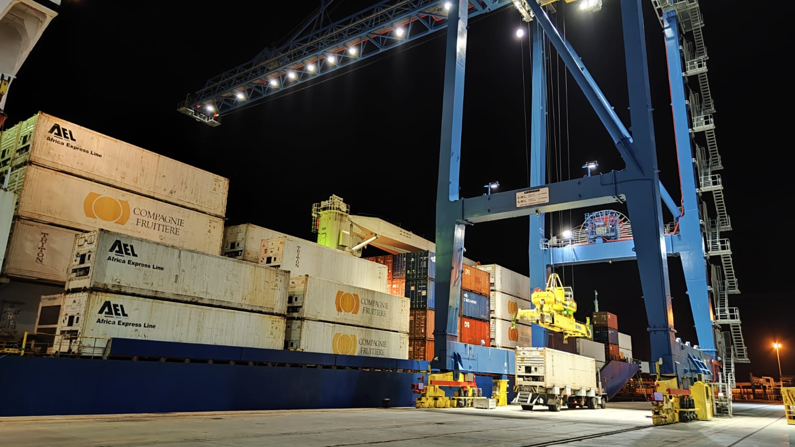 Descarga de mercancía en el Puerto de Alicante durante la pasada noche.