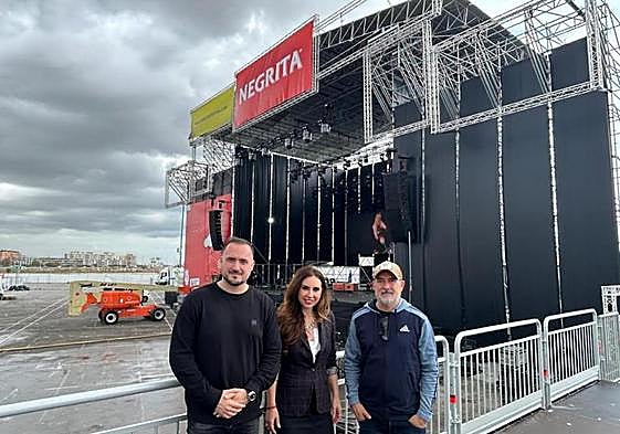La edil de Turismo, Ana Poquet, frente al escenario del Negrita Music Fest.